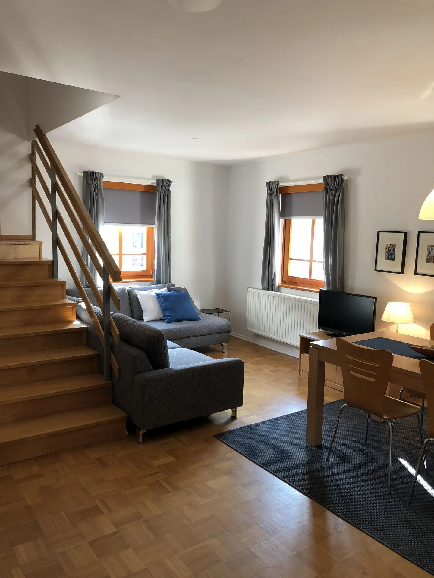 Apartma 11: dnevna soba s stopnicami in kotnim kavčem