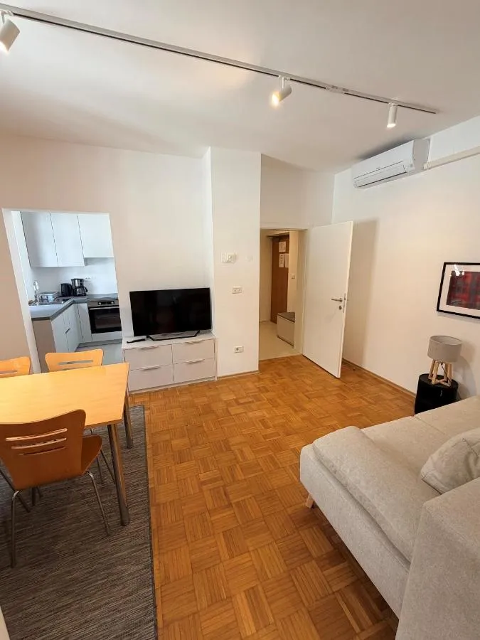 Apartma 7: jedilna miza, kuhinja in televizor