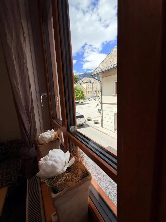 Pogled skozi okno na trg