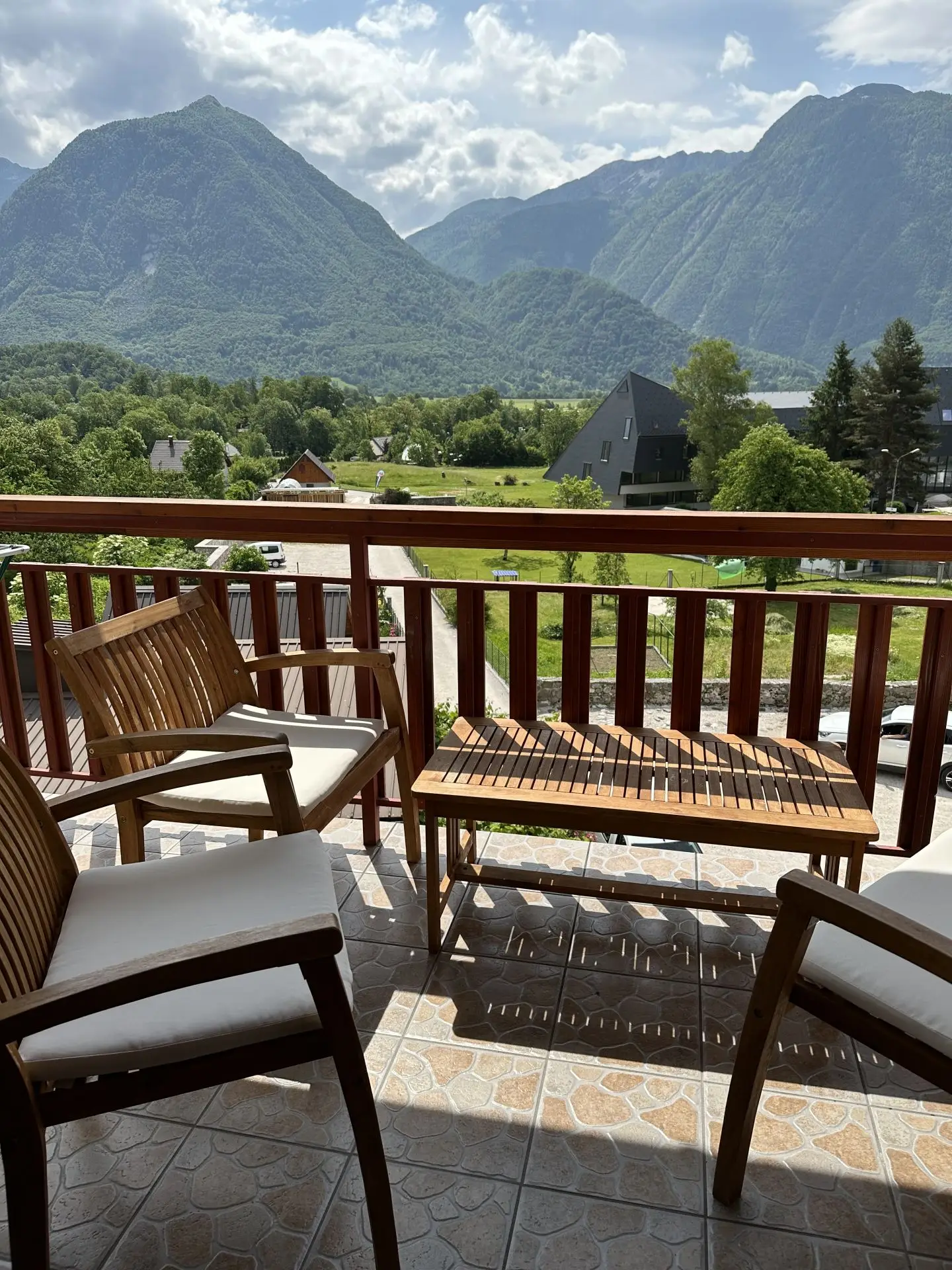 Balkon z lesenimi stoli in pogledom na gore