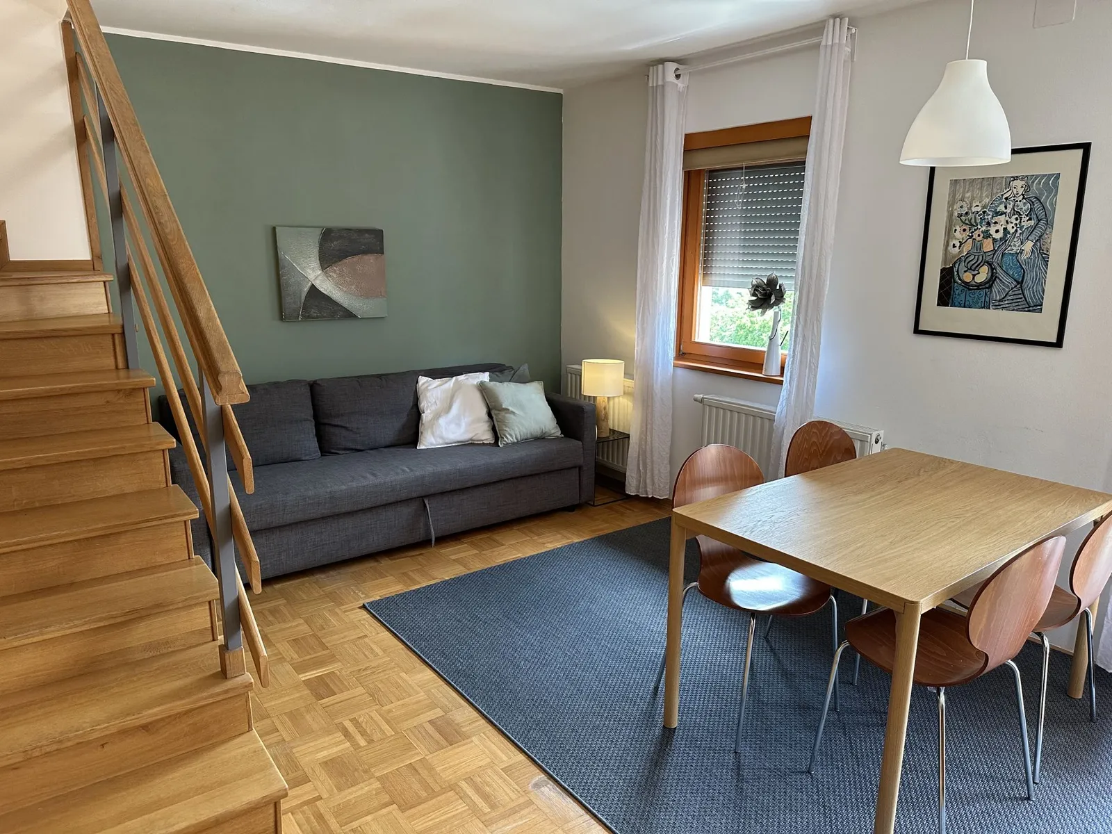 Apartma 9: dnevna soba s stopnicami v zgornjo etažo