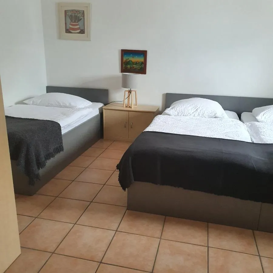 Spalnica z zakonsko in enojno posteljo