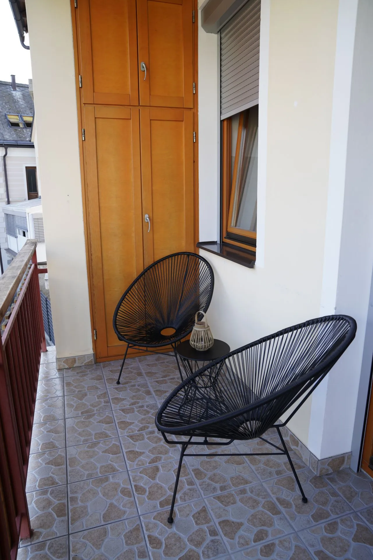 Balkon studia z dvema stoloma