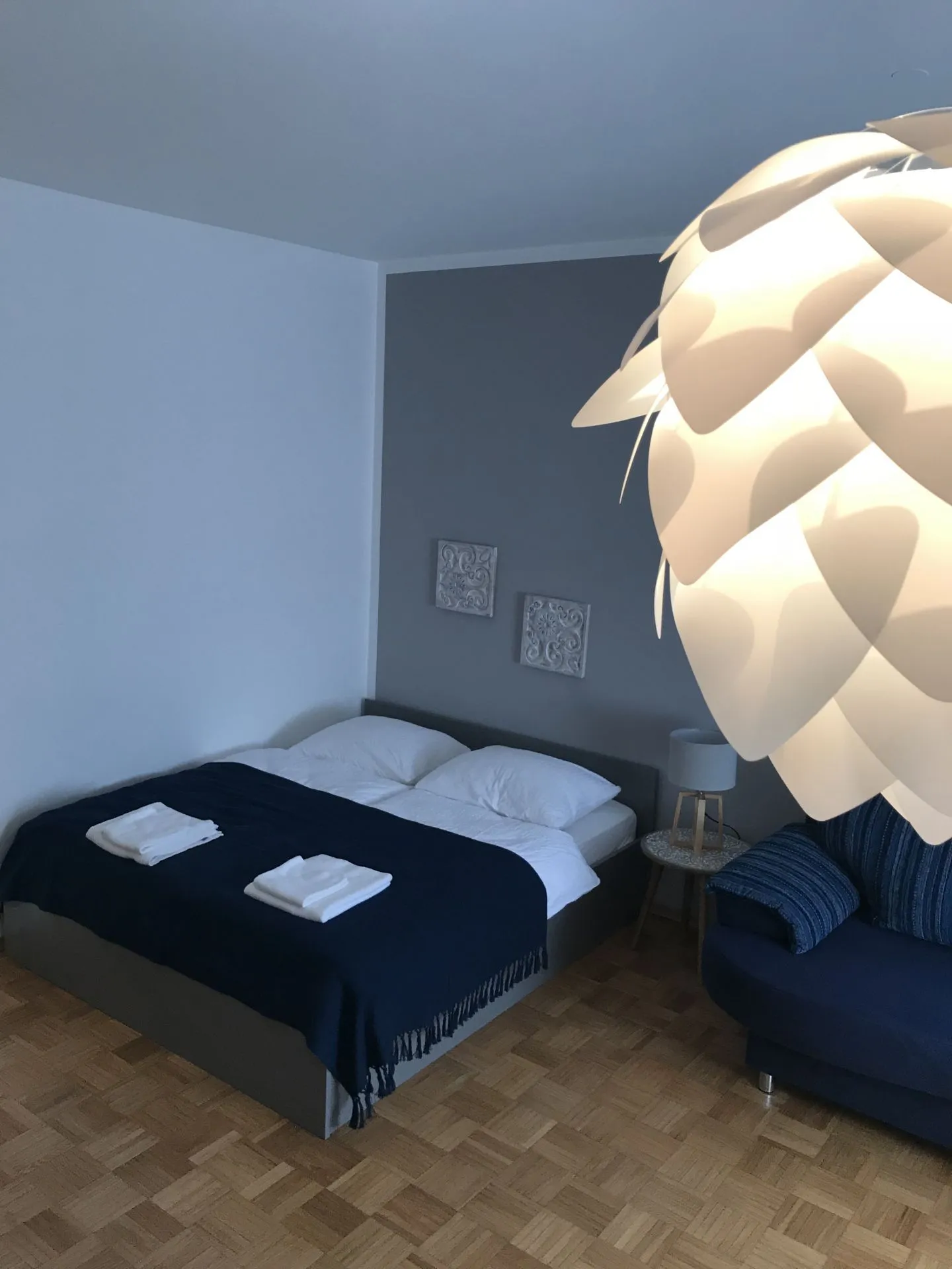 Studio 3: postelja z modro odejo