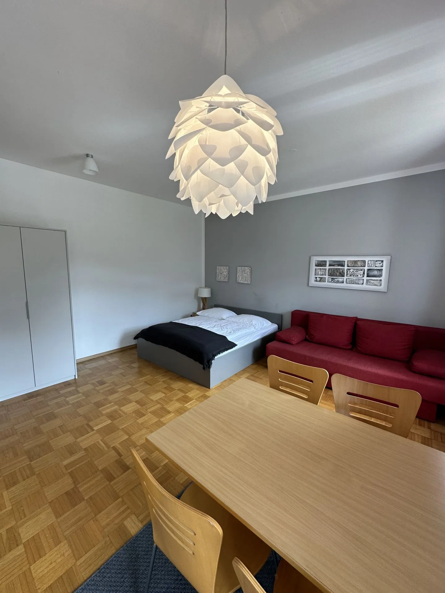 Studio 5: postelja in rdeč kavč