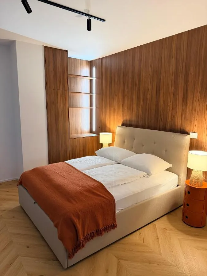 Street Apartment: postelja ob leseni steni